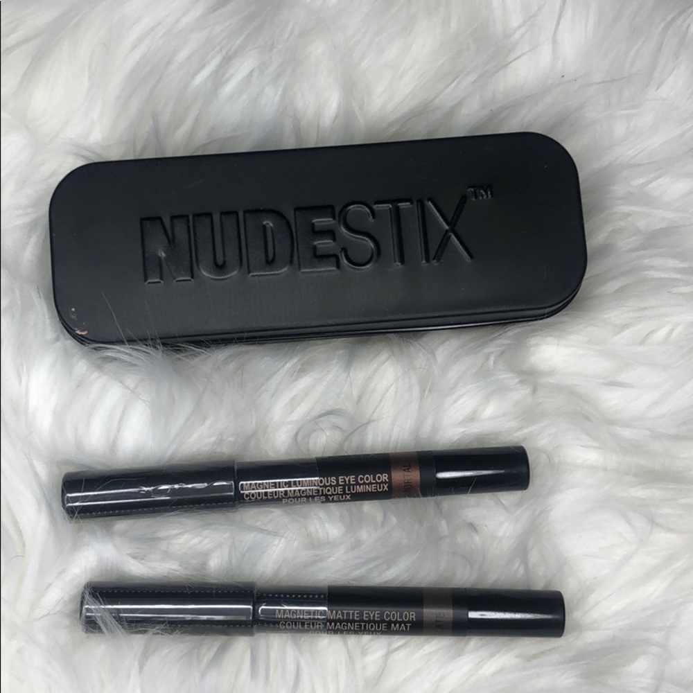 2 NUDESTIX EYECOLORS